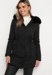 Born2be - Czarna Kurtka Parka ze Ściągaczem i Kapturem z Futerkiem Nephira. Kolor: czarny. Materiał: futro