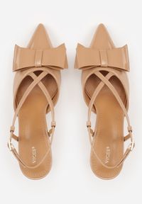 Born2be - Ciemnobeżowe Eleganckie Szpilki VICES z Ozdobną Kokardą Adrelena. Nosek buta: szpiczasty. Zapięcie: sprzączka. Kolor: beżowy. Wzór: aplikacja. Materiał: skóra, lakier. Sezon: lato. Obcas: na szpilce. Styl: elegancki. Wysokość obcasa: średni #3