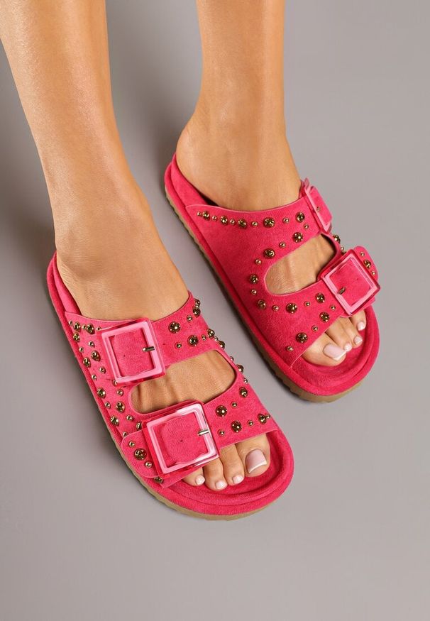 Born2be - Fuksjowe Klapki z Klamrami i Ozdobnymi Aplikacjami Ellinae. Okazja: na co dzień. Kolor: różowy. Materiał: jeans. Wzór: aplikacja. Styl: wakacyjny, casual