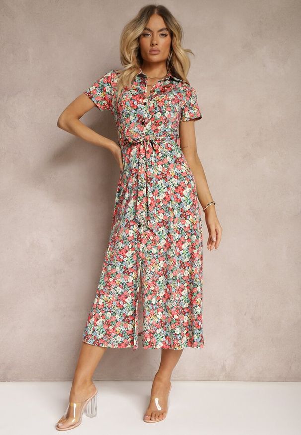 Renee - Czerwono-Zielona Rozkloszowana Sukienka z Wiskozą Zapinana na Guziki Ozdobiona Paskiem Dimica. Okazja: na co dzień. Typ kołnierza: dekolt w kształcie V. Kolor: czerwony. Materiał: wiskoza. Długość rękawa: krótki rękaw. Wzór: aplikacja. Styl: casual, klasyczny