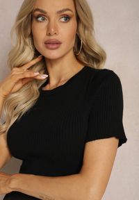 Renee - Czarny T-shirt z Prążkowanej Dzianiny o Krótkim Kroju Poutia. Okazja: na co dzień. Kolor: czarny. Materiał: dzianina, prążkowany. Długość: krótkie. Styl: casual #4