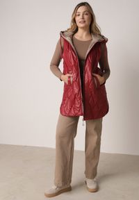 Born2be - Czerwona Pikowana Kamizelka o Długim Kroju z Nieodpinanym Kapturem w Romby Dephice. Okazja: na co dzień. Typ kołnierza: kaptur. Kolor: czerwony. Materiał: jeans, materiał. Długość: długie. Styl: casual, elegancki #2