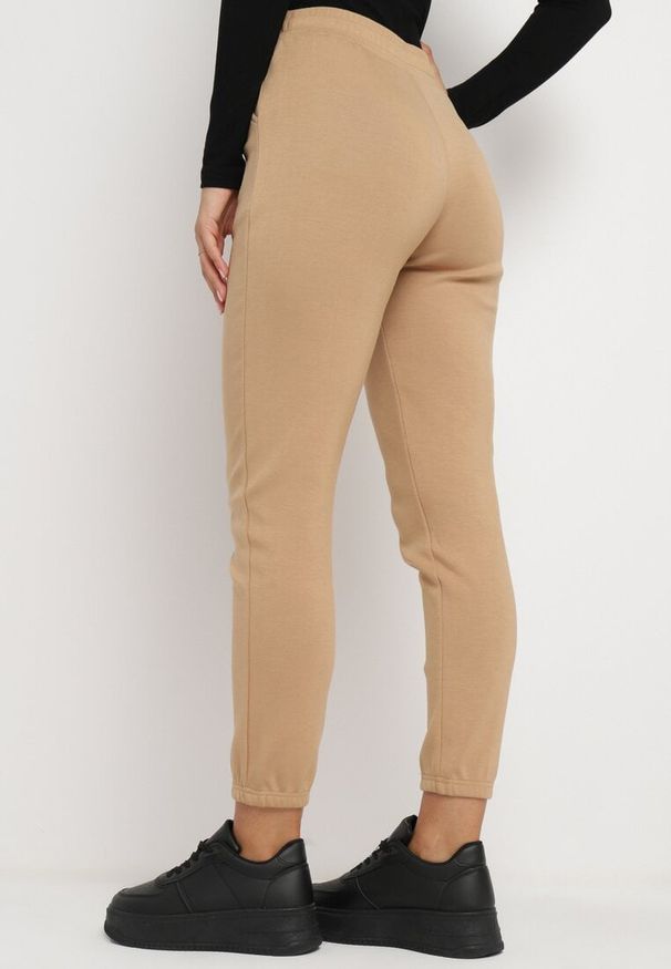 Born2be - Beżowe Spodnie Dresowe Zwężane z Kieszeniami i Gumką w Pasie Lerikas. Okazja: na co dzień. Kolor: beżowy. Materiał: dresówka. Styl: casual