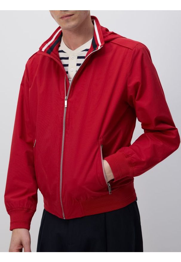 Reserved - Kurtka z chowanym kapturem - czerwony. Kolor: czerwony. Materiał: tkanina, bawełna