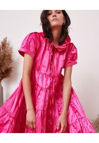 BY CABO - Rozkloszowana sukienka maxi SAINT TROPEZ. Kolor: różowy, wielokolorowy, fioletowy. Materiał: bawełna, materiał. Wzór: aplikacja. Typ sukienki: rozkloszowane. Długość: maxi #4