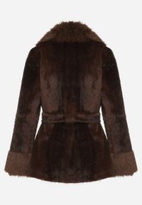Born2be - Brązowa Kurtka Futerko z Wiązanym Paskiem Ozdobnymi Mankietami i Kołnierzem Coellame. Okazja: na co dzień. Kolor: brązowy. Materiał: futro. Styl: klasyczny, casual, elegancki #2