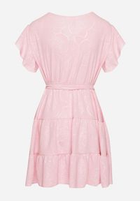 Born2be - Różowa Kopertowa Sukienka Ozdobiona Falbanami i Paskiem Liliessa. Okazja: na co dzień. Typ kołnierza: dekolt w kształcie V. Kolor: różowy. Wzór: aplikacja. Typ sukienki: kopertowe. Styl: casual, elegancki, klasyczny #3