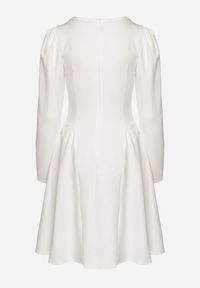 Born2be - Biała Rozkloszowana Sukienka z Usztywnianymi Miseczkami Tillimara. Kolor: biały. Typ sukienki: dopasowane #4