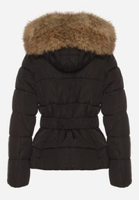 Born2be - Czarna Pikowana Kurtka z Paskiem Nieodpinanym Kapturem i Futerkiem Retinda. Okazja: na spacer, na co dzień. Kolor: czarny. Materiał: futro. Styl: casual #7