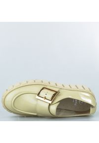 Inna - Półbuty na platformie z klamerką lakierowane skórzane beżowe Sempre-40. Kolor: beżowy. Materiał: lakier, skóra. Obcas: na platformie. Styl: elegancki, klasyczny. Wysokość obcasa: średni #2