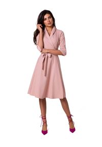 BeWear - Rozkloszowana sukienka kopertowa z wiązaniem w pasie różowa. Okazja: do pracy. Kolor: różowy. Typ sukienki: kopertowe. Styl: wizytowy, elegancki