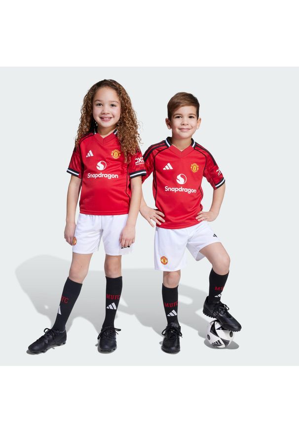 Adidas - Zestaw Manchester United 25/26 Home Mini Kit Kids. Kolor: czerwony. Sport: piłka nożna