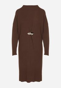 Born2be - Brązowa Sweterkowa Sukienka z Wiskozą i Broszką Tinarrea. Okazja: do pracy, na spacer. Kolor: brązowy. Materiał: wiskoza. Wzór: aplikacja. Typ sukienki: sportowe. Styl: klasyczny, sportowy #3