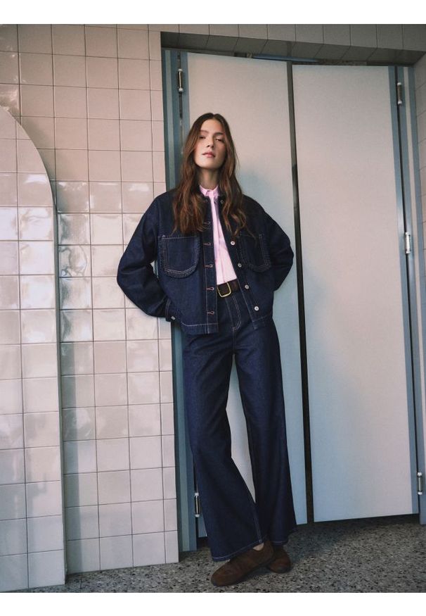 Reserved - Jeansy wide leg - granatowy. Kolor: niebieski