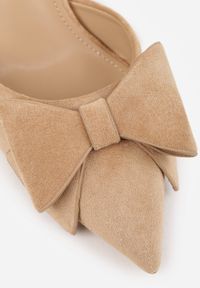 Born2be - Ciemnobeżowe Szpilki z Imitacji Zamszu z Odkrytą Piętą i Aplikacją z Kokardą Asteodora. Nosek buta: otwarty. Kolor: beżowy. Materiał: zamsz. Wzór: aplikacja. Sezon: lato. Obcas: na szpilce. Styl: klasyczny. Wysokość obcasa: średni #7