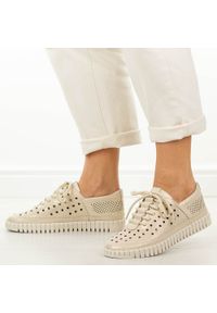 POTOCKI - Złote skórzane półbuty damskie Potocki 19431. Okazja: na co dzień. Zapięcie: sznurówki. Kolor: złoty. Materiał: skóra. Szerokość cholewki: normalna. Wzór: ażurowy. Sezon: wiosna, lato, jesień. Styl: casual, klasyczny, elegancki #1