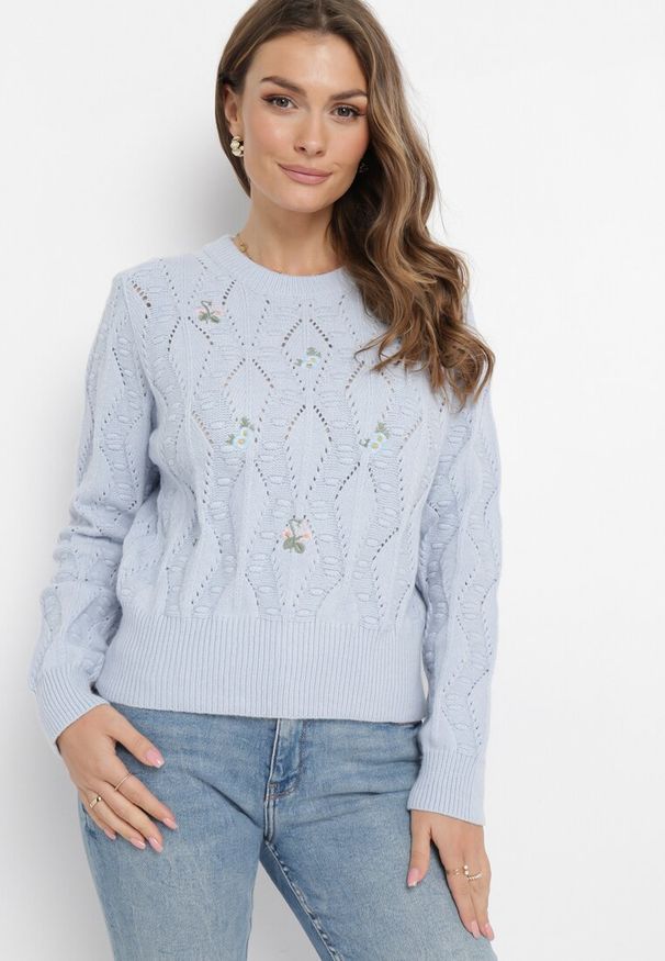 Born2be - Jasnoniebieski Sweter o Klasycznym Kroju z Haftowanymi Kwiatami Chasane. Kolor: niebieski. Materiał: bawełna, wełna. Wzór: kwiaty, haft. Styl: klasyczny