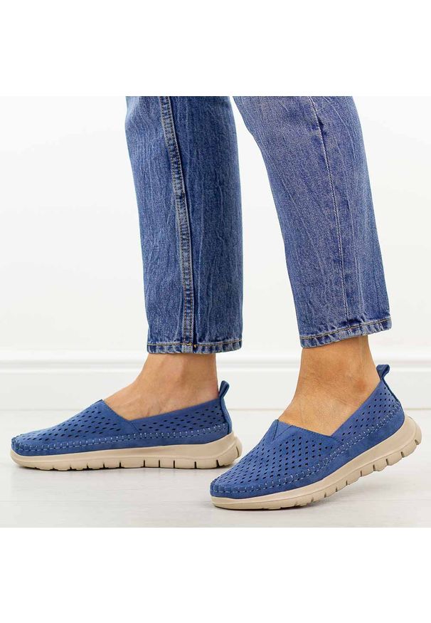Niebieskie ażurowe półbuty damskie Sergio Leone Mk099H. Okazja: na spacer, na co dzień. Nosek buta: okrągły. Zapięcie: bez zapięcia. Kolor: niebieski. Szerokość cholewki: normalna. Wzór: ażurowy. Materiał: zamsz. Sezon: wiosna, lato. Styl: casual, elegancki, klasyczny