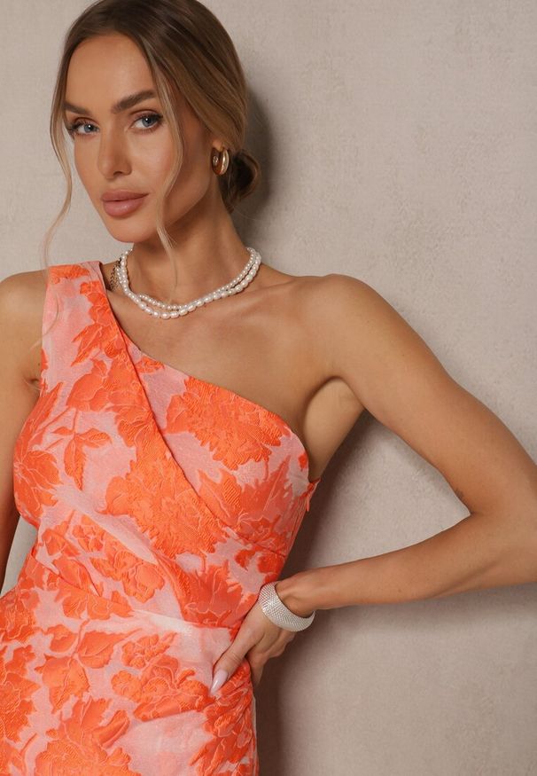 Renee - Pomarańczowa Sukienka w Kwiaty o Taliowanym Fasonie z Asymetryczną Górą na Jedno Ramię Halavira. Okazja: na imprezę. Kolor: pomarańczowy. Wzór: kwiaty. Sezon: lato. Typ sukienki: asymetryczne. Styl: klasyczny