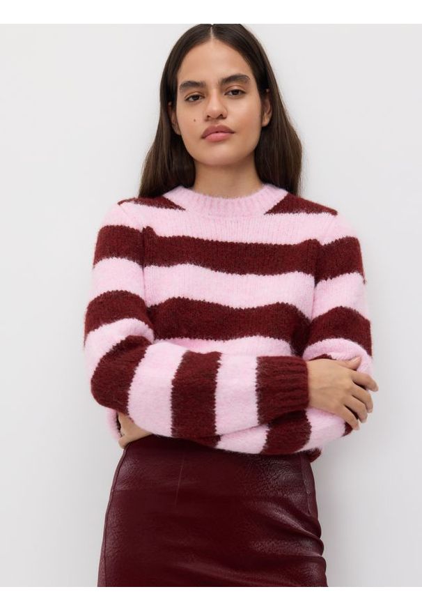 Reserved - Sweter w paski - wielobarwny. Materiał: dzianina, wełna. Wzór: paski