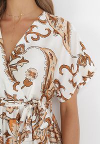 Born2be - Kremowo-Czarna Sukienka Maxi z Kopertowym Dekoltem i Gumką w Pasie w Orientalny Wzór Sierrina. Kolor: beżowy. Materiał: materiał. Typ sukienki: kopertowe. Długość: maxi #5