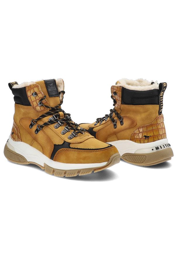 Botki damskie Mustang, skóra ekologiczna sznurowanie z metalowymi przelotkami miękkie ocieplenie wewnątrz i masywna miekkia podeszwa, żółte, 49C0052. Okazja: na co dzień, do pracy. Zapięcie: sznurówki. Kolor: żółty. Materiał: skóra ekologiczna. Szerokość cholewki: normalna. Obcas: na platformie. Styl: casual, sportowy