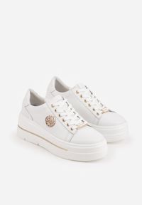 Born2be - Białe Sneakersy na Koturnie ze Skóry Naturalnej z Ozdobami Choko. Okazja: na co dzień. Kolor: biały. Materiał: skóra. Wzór: aplikacja. Obcas: na koturnie #8