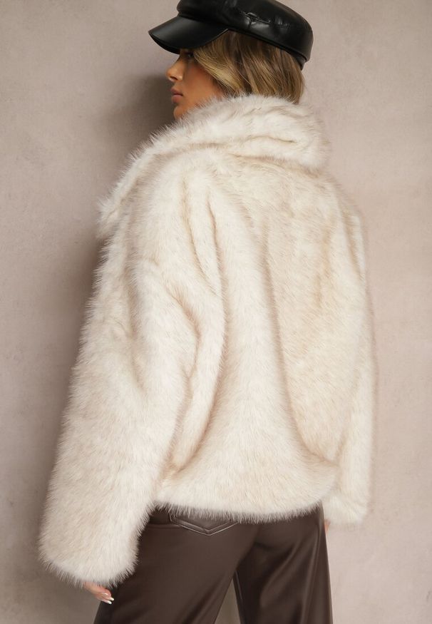 Renee - Jasnobeżowa Elegancka Kurtka Futerko z Kołnierzem Vertirida. Okazja: na co dzień, na spacer. Kolor: beżowy. Materiał: futro. Sezon: zima. Styl: elegancki