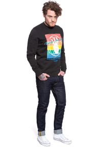 Wrangler - BLUZA WRANGLER GLOBE SWEAT FADED BLACK W6C5HXXV6. Kolor: czarny. Wzór: nadruk #6