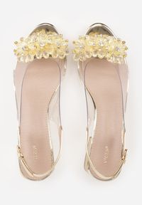 Renee - Złote Przezroczyste Sandały VICES na Słupku Ozdobione Cyrkoniami Sarlisa. Zapięcie: sprzączka. Kolor: złoty. Materiał: satyna. Wzór: aplikacja. Obcas: na słupku #2