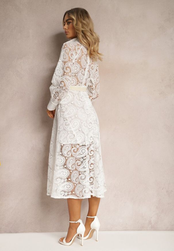 Renee - Biała Sukienka Palestra. Okazja: na wesele, na imprezę, na ślub cywilny. Typ kołnierza: kołnierzyk stójkowy, dekolt gorset. Kolor: biały. Materiał: koronka, bawełna. Długość rękawa: długi rękaw. Typ sukienki: gorsetowe. Styl: boho, elegancki, wizytowy. Długość: midi
