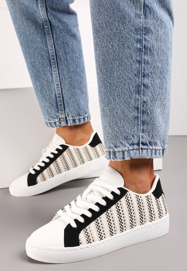 Renee - Biało-Czarne Sznurowane Sneakersy z Materiałową Wstawką i Okrągłym Noskiem Bowlie. Okazja: na co dzień. Nosek buta: okrągły. Kolor: biały. Materiał: materiał. Wzór: aplikacja. Obcas: na płaskiej podeszwie