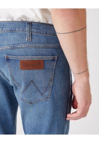 Wrangler - WRANGLER LARSTON MĘSKIE SPODNIE JEANSOWE DUSKY CLOUD W18SYJ38R 112145874 #4