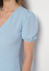 Born2be - Niebieska Sukienka Rozkloszowana z Trójkątnym Dekoltem Efralinae. Okazja: na spacer, na imprezę. Kolor: niebieski. Sezon: lato. Typ sukienki: rozkloszowane. Styl: klasyczny, elegancki #3