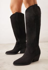 Born2be - Czarne Gładkie Kozaki Kowbojki z Imitacji Zamszu na Stożkowym Obcasie Karelia. Nosek buta: otwarty. Kolor: czarny. Materiał: zamsz. Wzór: gładki. Obcas: na obcasie. Wysokość obcasa: średni #1