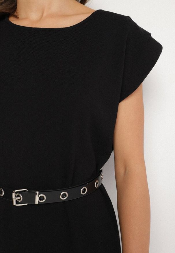 Born2be - Czarna Sukienka z Wiskozą o Pudełkowym Kroju z Paskiem z Klamrą Polliviera. Okazja: na co dzień. Kolor: czarny. Materiał: wiskoza. Styl: casual, elegancki