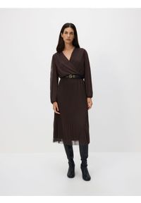 Reserved - Plisowana sukienka z paskiem - ciemnobrązowy. Kolor: brązowy. Materiał: dzianina. Styl: klasyczny