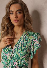 Renee - Zielona Rozkloszowana Sukienka Maxi z Kopertowym Dekoltem i Gumką w Pasie Yllia. Okazja: na co dzień. Typ kołnierza: kołnierz z falbankami. Kolor: zielony. Długość rękawa: krótki rękaw. Typ sukienki: kopertowe. Styl: casual. Długość: maxi #4