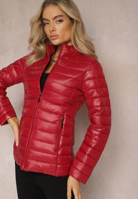 Renee - Bordowa Przejściowa Kurtka Pikowana z Zasuwanymi Kieszeniami Asethalia. Typ kołnierza: bez kaptura. Kolor: czerwony. Materiał: jeans. Wzór: aplikacja. Styl: klasyczny
