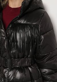 Born2be - Czarna Pikowana Kurtka z Kapturem i Paskiem z Marszczeniem Zdobiona Frędzlami Sanoria. Okazja: na co dzień. Typ kołnierza: kaptur. Kolor: czarny. Materiał: jeans. Wzór: aplikacja. Styl: casual, elegancki #7