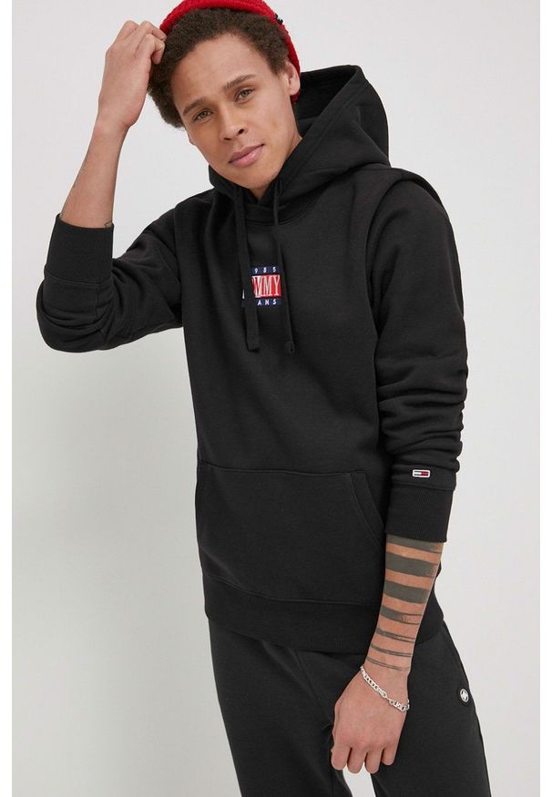 Tommy Jeans Bluza męska kolor czarny z kapturem gładka. Okazja: na co dzień. Typ kołnierza: kaptur. Kolor: czarny. Materiał: bawełna, dzianina. Wzór: gładki. Styl: casual
