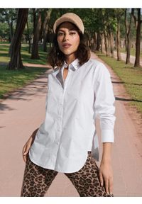 Sinsay - Koszula - biały. Typ kołnierza: kołnierzyk klasyczny, kokarda. Kolor: biały. Długość rękawa: długi rękaw. Długość: długie. Wzór: haft. Styl: klasyczny #1