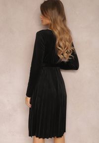 Renee - Czarna Plisowana Sukienka Welurowa z Paskiem Laceri. Kolor: czarny. Materiał: welur. Wzór: aplikacja. Styl: elegancki. Długość: midi #4