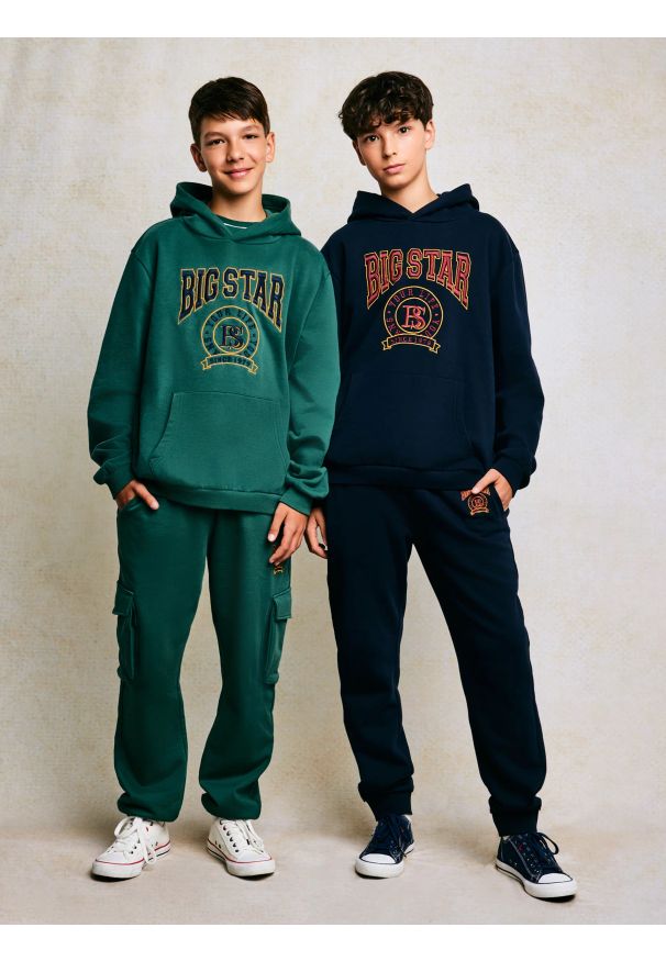 Big-Star - Spodnie chłopięce dresowe granatowe Lironp 403. Kolor: niebieski. Materiał: dresówka. Wzór: haft. Styl: street, klasyczny