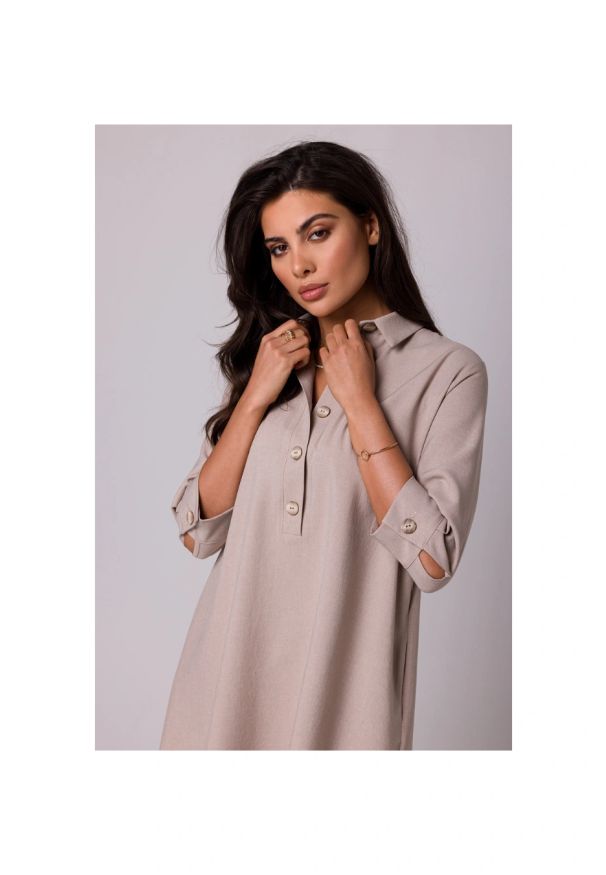 Sukienki.shop - Swobodna sukienka z kołnierzykiem guzikami i kieszeniami beż. Kolor: beżowy. Materiał: materiał. Typ sukienki: trapezowe