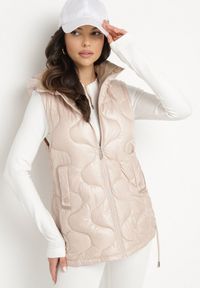 Born2be - Różowa Kamizelka Pikowana z Odpinanym Kapturem Vilzeki. Okazja: na co dzień. Kolor: różowy. Materiał: jeans. Styl: klasyczny, casual, elegancki #3