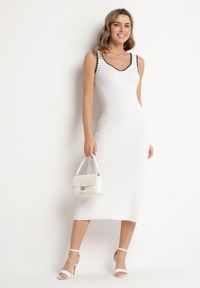 Born2be - Biała Sukienka Dzianinowa o Taliowanym Kroju na Ramiączkach z Lamówką Zenlimi. Okazja: na co dzień. Typ kołnierza: dekolt w kształcie V. Kolor: biały. Materiał: dzianina. Długość rękawa: na ramiączkach. Styl: casual, elegancki #5