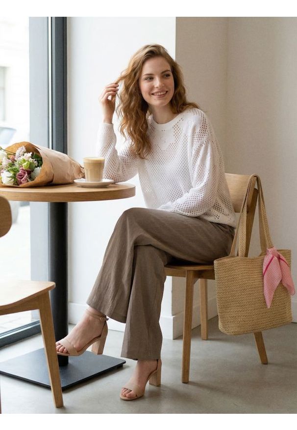 Sinsay - Bawełniany ażurowy sweter z haftowanymi kwiatami - kremowy. Kolor: kremowy. Materiał: bawełna. Wzór: ażurowy, haft, kwiaty