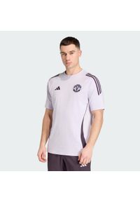 Adidas - Bawełniana koszulka Manchester United Tiro 25 Competition. Kolor: fioletowy, wielokolorowy, czarny. Materiał: bawełna. Sport: piłka nożna #1
