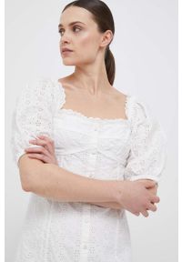 GAP sukienka bawełniana kolor biały mini dopasowana. Typ kołnierza: dekolt w karo. Kolor: biały. Materiał: bawełna. Wzór: haft. Długość: mini #2